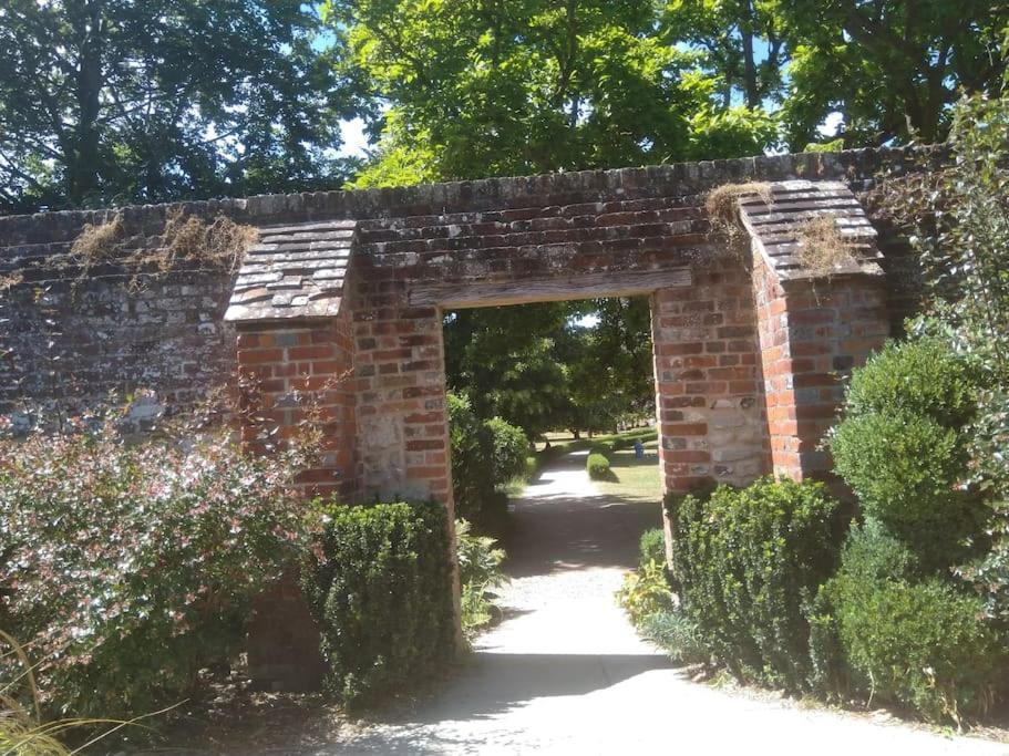 Welcoming Cottage In Chichester Near City Centre Εξωτερικό φωτογραφία